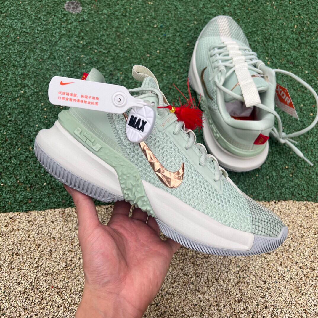 LBJ使节13 紫禁重器 实测反馈
这双LBJ使节13 紫禁重器 凭借高颜值配
色,以及中国风吊坠、